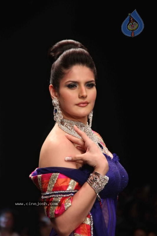 Sonal Chauhan, Zarine Khan at IIJW Event - 13 / 43 photos