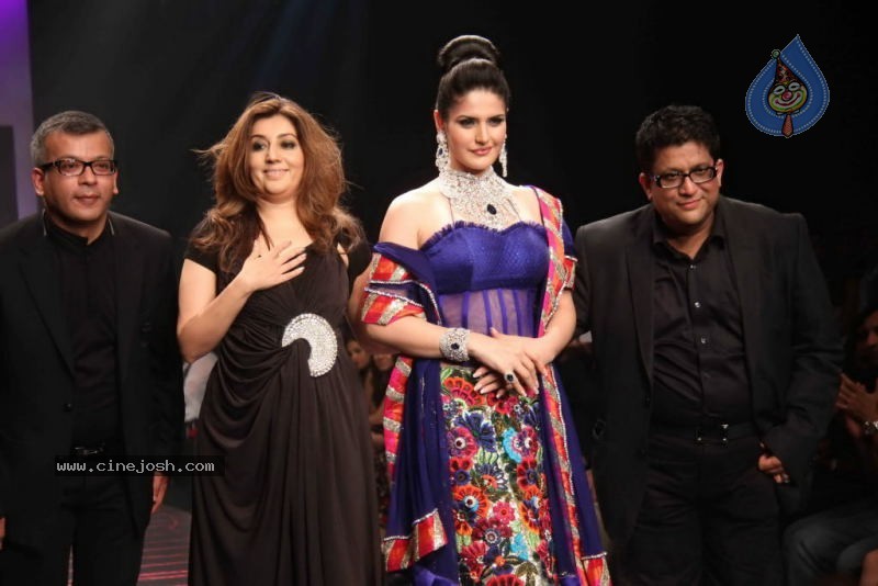 Sonal Chauhan, Zarine Khan at IIJW Event - 14 / 43 photos