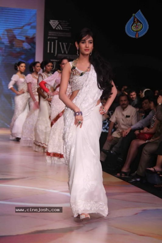 Sonal Chauhan, Zarine Khan at IIJW Event - 16 / 43 photos