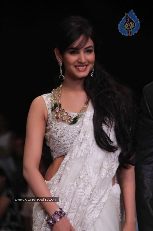 Sonal Chauhan, Zarine Khan at IIJW Event - 18 / 43 photos