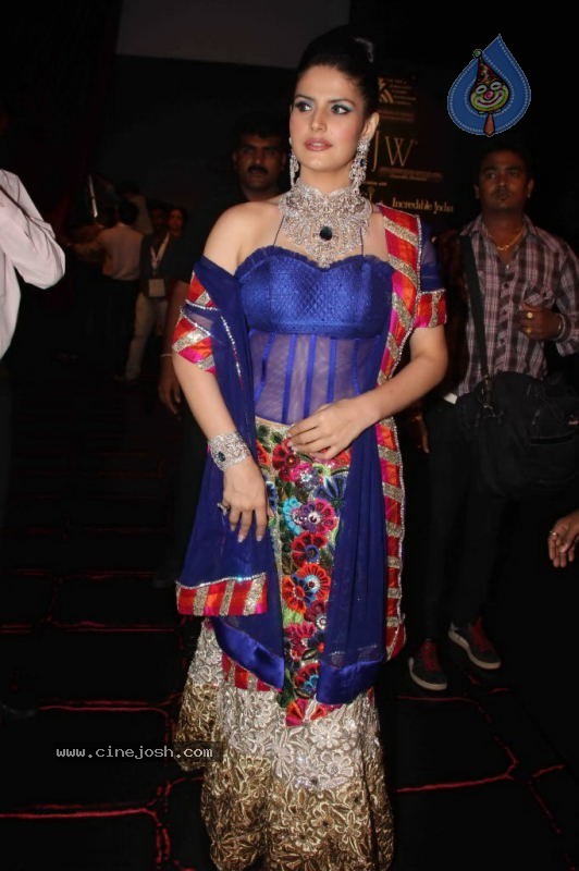 Sonal Chauhan, Zarine Khan at IIJW Event - 20 / 43 photos