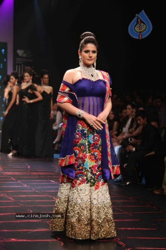 Sonal Chauhan, Zarine Khan at IIJW Event - 23 / 43 photos
