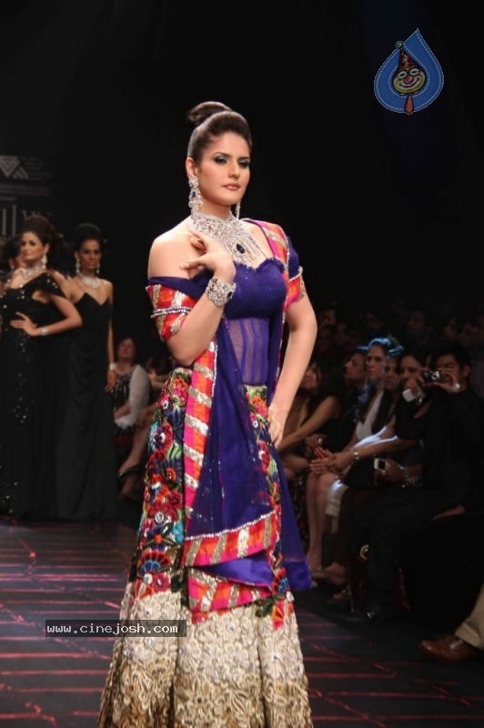 Sonal Chauhan, Zarine Khan at IIJW Event - 36 / 43 photos