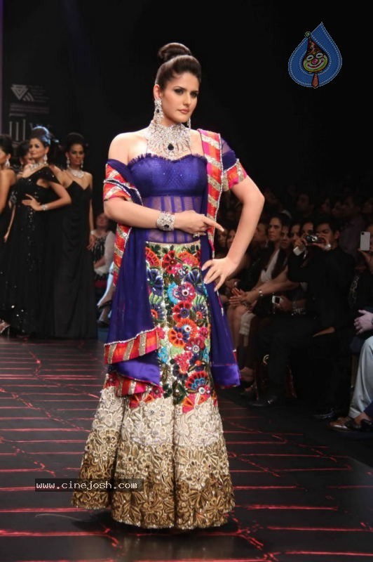 Sonal Chauhan, Zarine Khan at IIJW Event - 37 / 43 photos