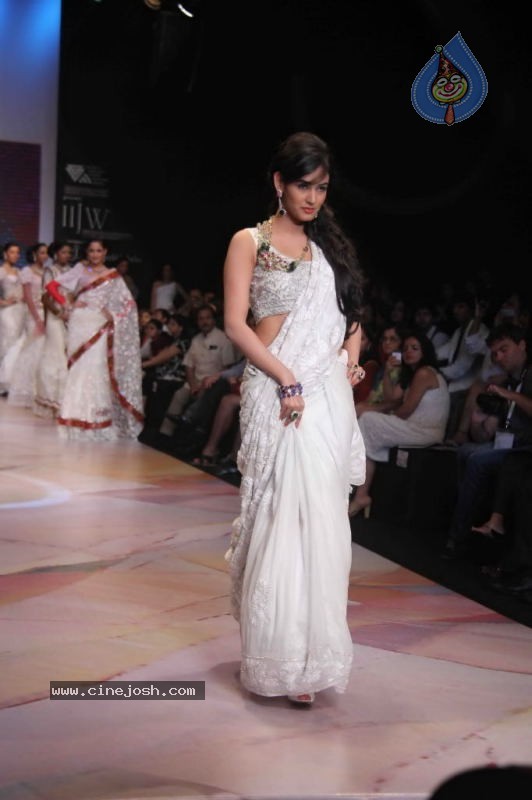 Sonal Chauhan, Zarine Khan at IIJW Event - 38 / 43 photos