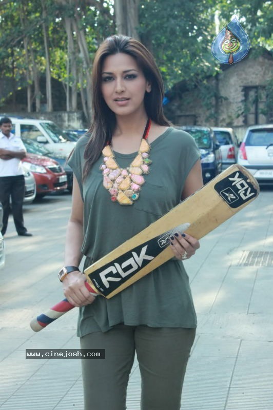 Sonali Bendre at Third Season of Lets Just Play - 3 / 27 photos