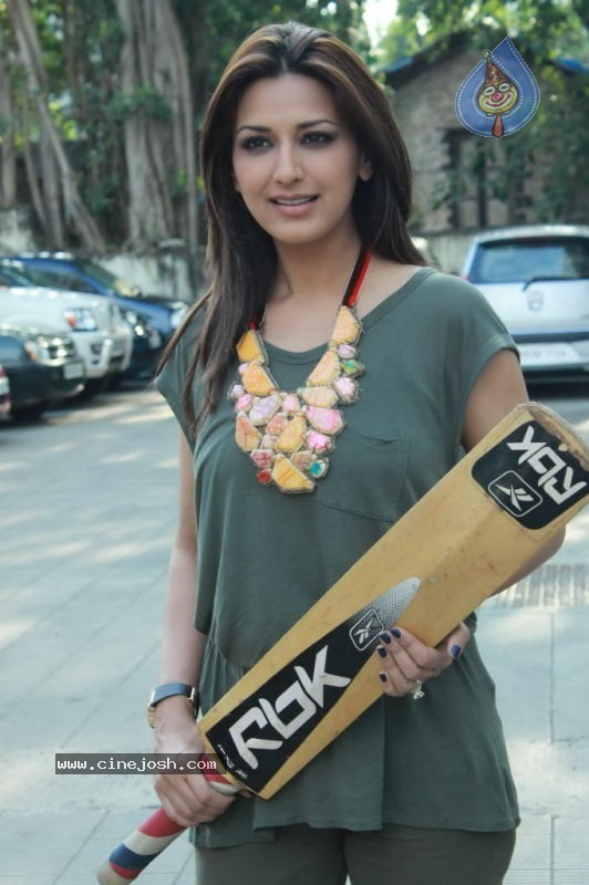 Sonali Bendre at Third Season of Lets Just Play - 5 / 27 photos