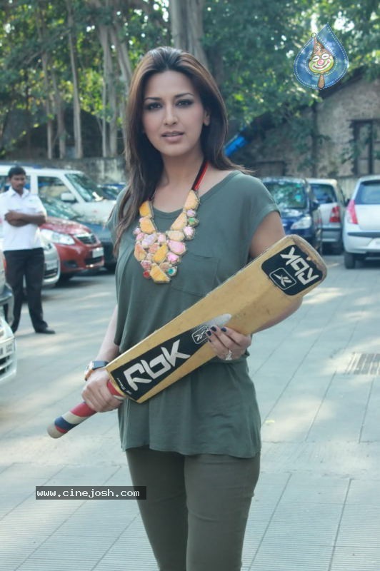 Sonali Bendre at Third Season of Lets Just Play - 7 / 27 photos