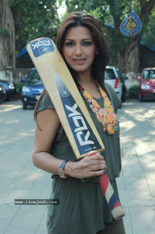 Sonali Bendre at Third Season of Lets Just Play - 13 / 27 photos