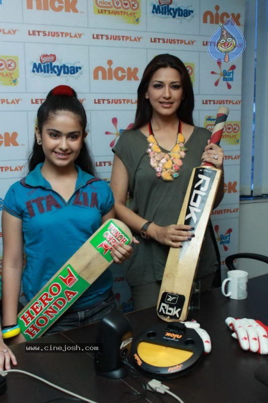 Sonali Bendre at Third Season of Lets Just Play - 15 / 27 photos