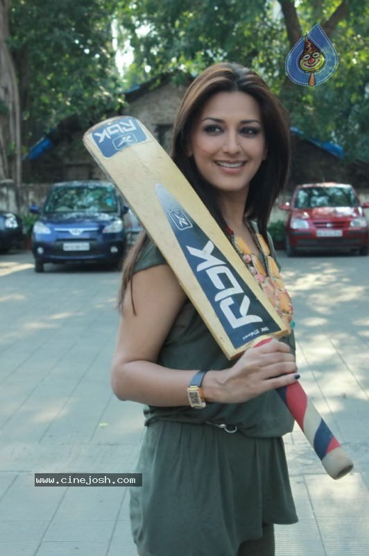 Sonali Bendre at Third Season of Lets Just Play - 17 / 27 photos