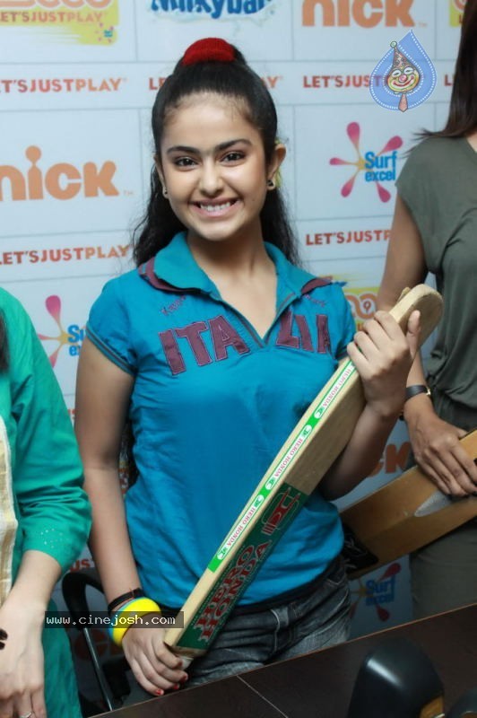 Sonali Bendre at Third Season of Lets Just Play - 18 / 27 photos
