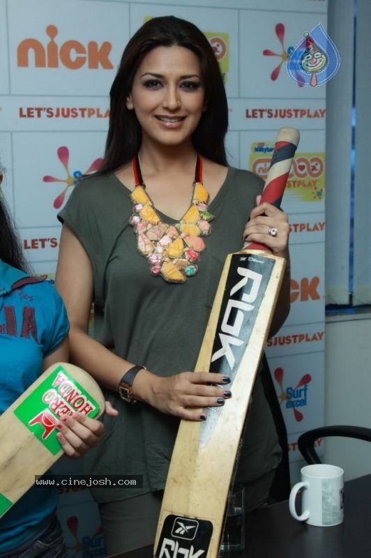 Sonali Bendre at Third Season of Lets Just Play - 23 / 27 photos