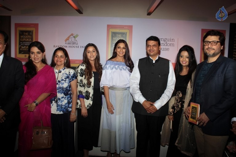 Sonali Bendre Book Success Party - 21 / 63 photos