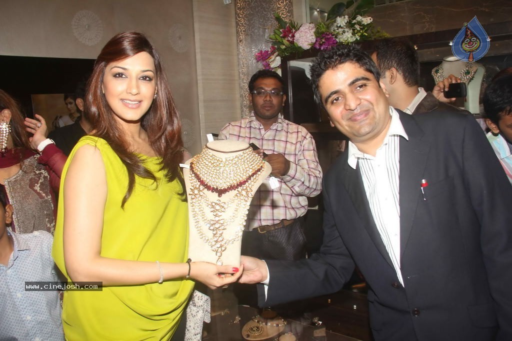 Sonali Bendre Inaugurates Lmitiaz Motiwala Store - 1 / 22 photos