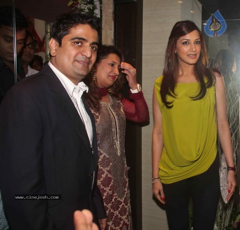 Sonali Bendre Inaugurates Lmitiaz Motiwala Store - 6 / 22 photos