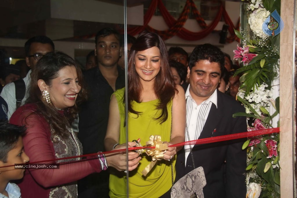 Sonali Bendre Inaugurates Lmitiaz Motiwala Store - 7 / 22 photos