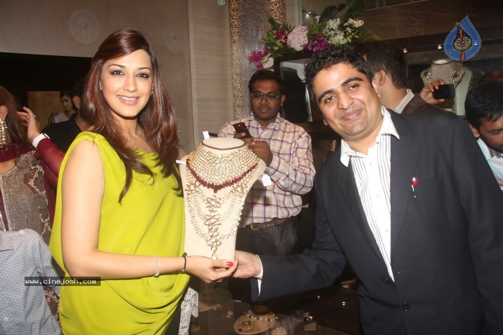 Sonali Bendre Inaugurates Lmitiaz Motiwala Store - 21 / 22 photos