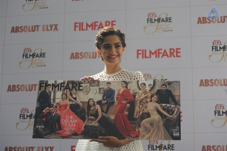 Sonam Kapoor at Filmfare Glamour And Style Awards - 15 / 21 photos