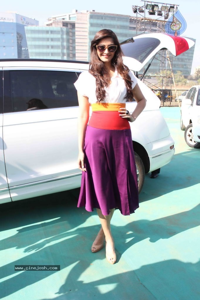 Sonam Kapoor at Get Active Expo 2012 Launch - 7 / 28 photos