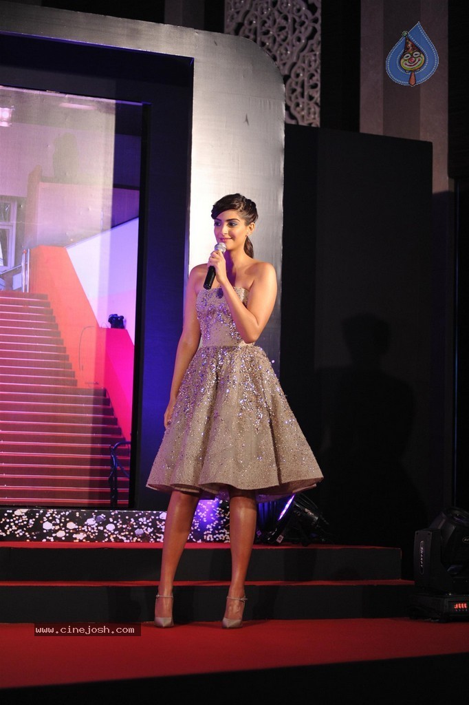 Sonam Kapoor at LOreal Paris Event - 26 / 85 photos