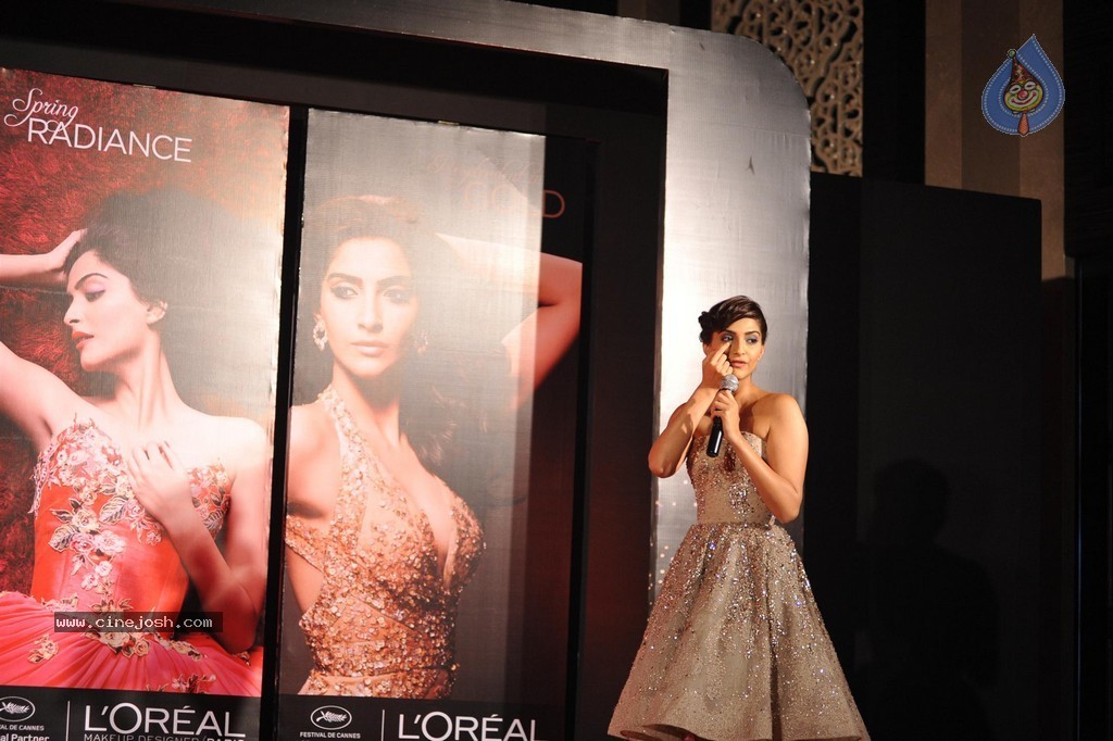 Sonam Kapoor at LOreal Paris Event - 68 / 85 photos