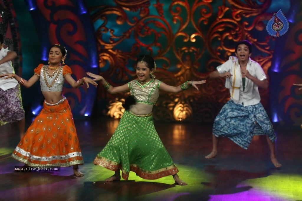 Sonam Kapoor at Nachle Ve Set - 3 / 39 photos