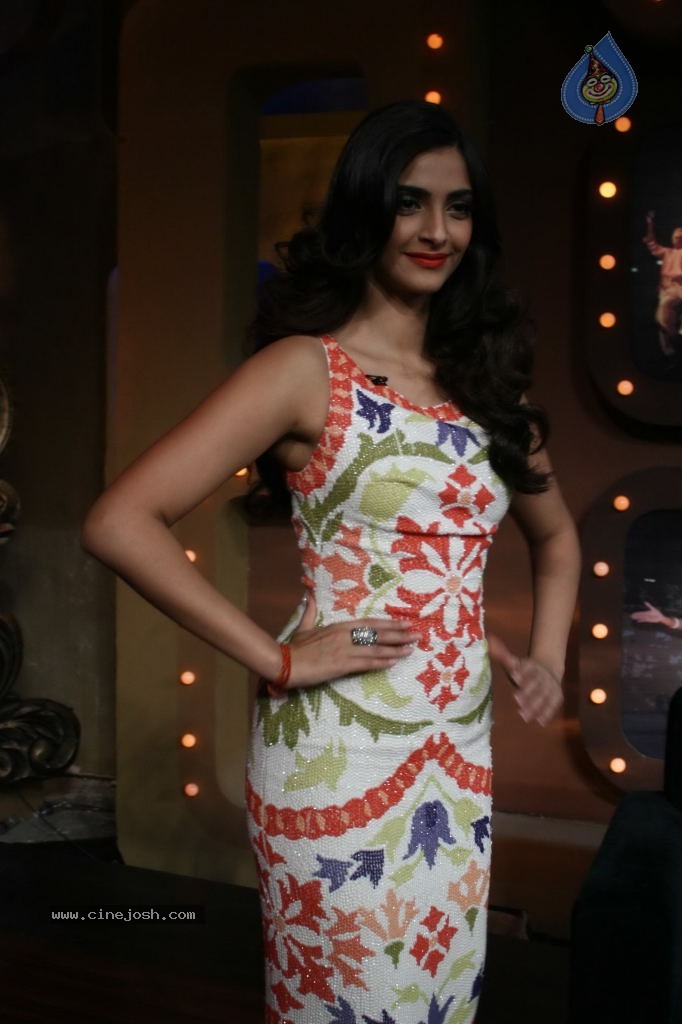 Sonam Kapoor at Nachle Ve Set - 18 / 39 photos