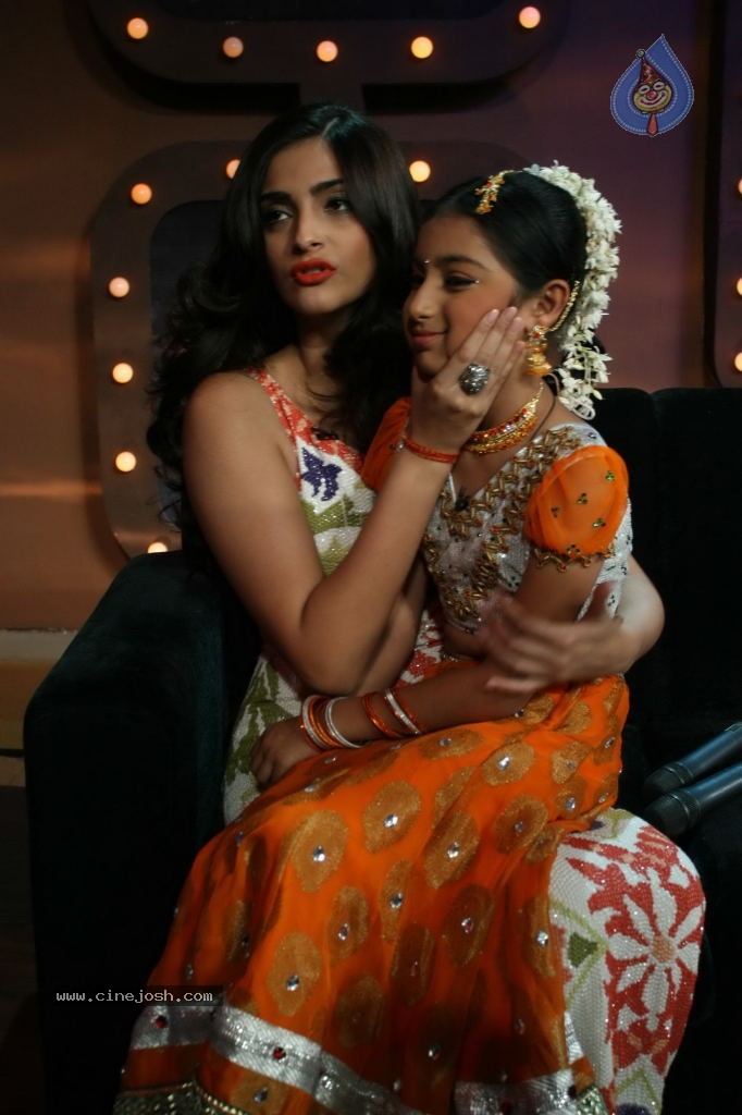 Sonam Kapoor at Nachle Ve Set - 34 / 39 photos