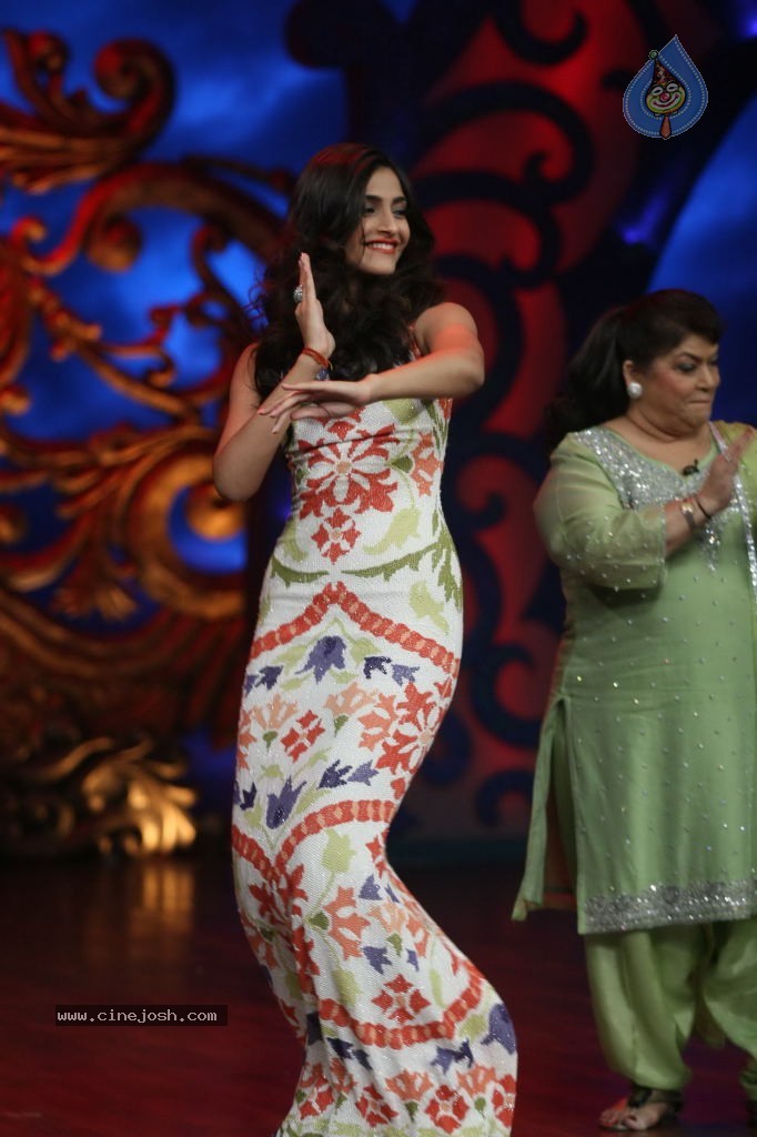 Sonam Kapoor at Nachle Ve Set - 38 / 39 photos