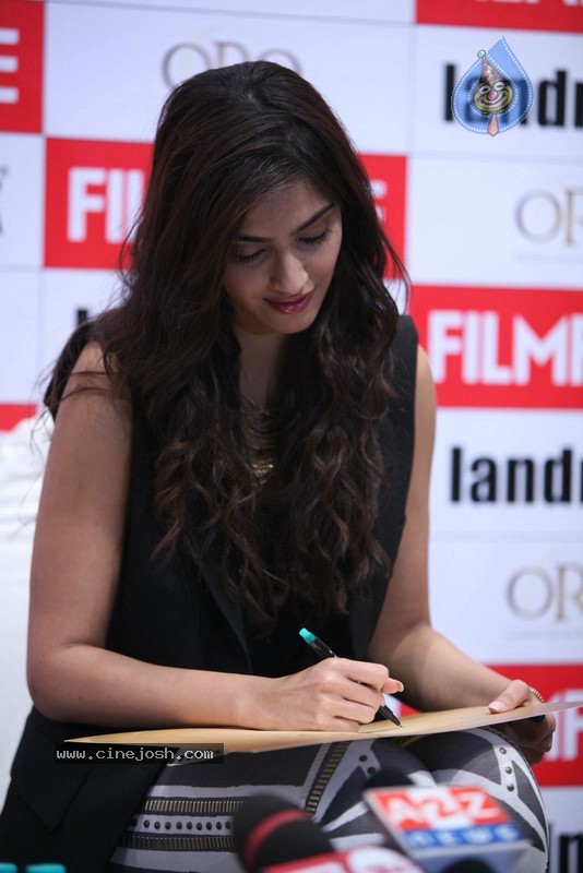 Sonam Kapoor Launches FilmFare New Magazine - 6 / 47 photos