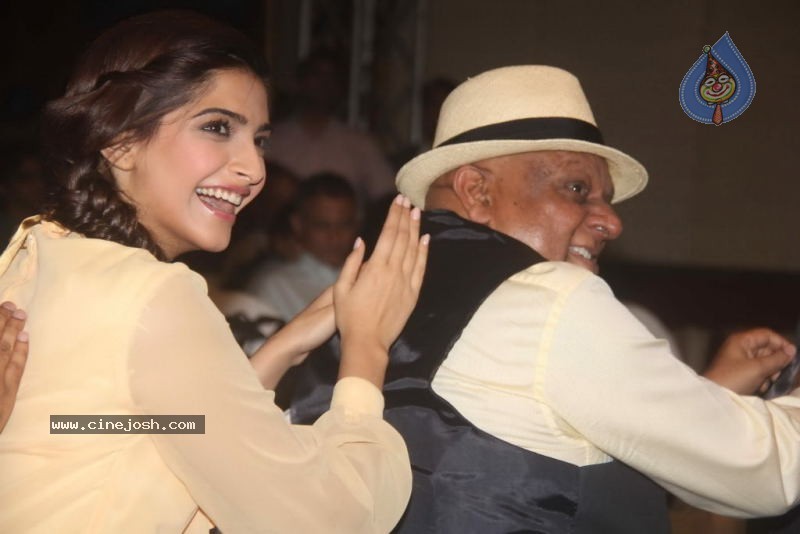 Sonam Kapoor Launches Spice Mobility - 2 / 32 photos