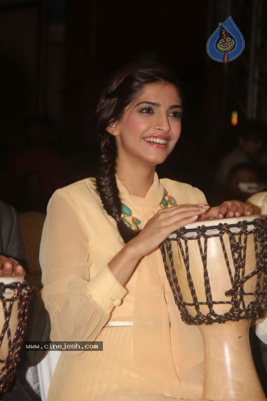 Sonam Kapoor Launches Spice Mobility - 13 / 32 photos