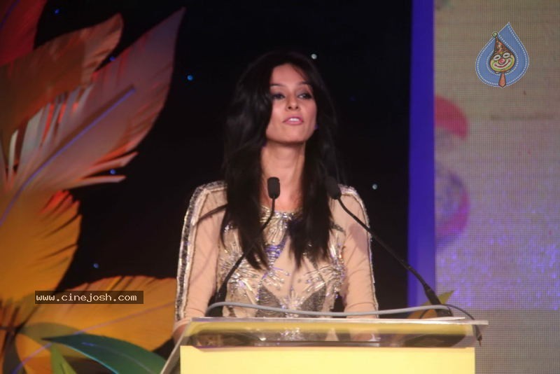 Sonam Kapoor Launches Spice Mobility - 18 / 32 photos