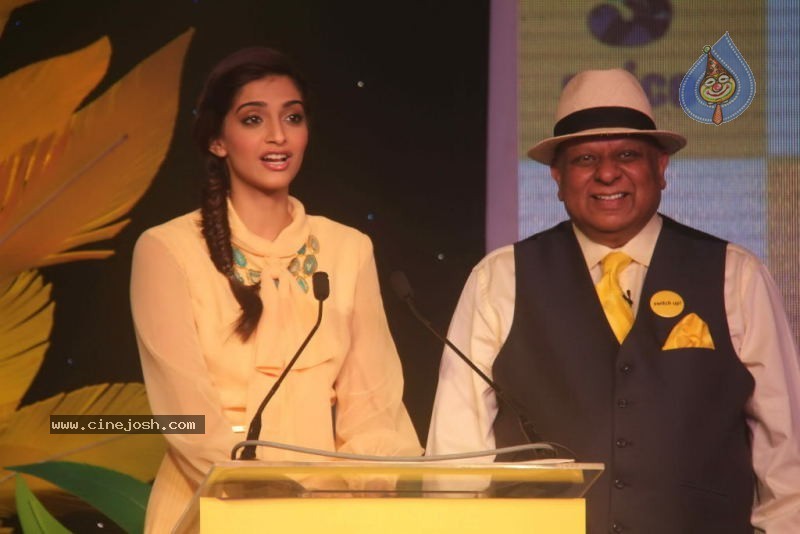Sonam Kapoor Launches Spice Mobility - 30 / 32 photos