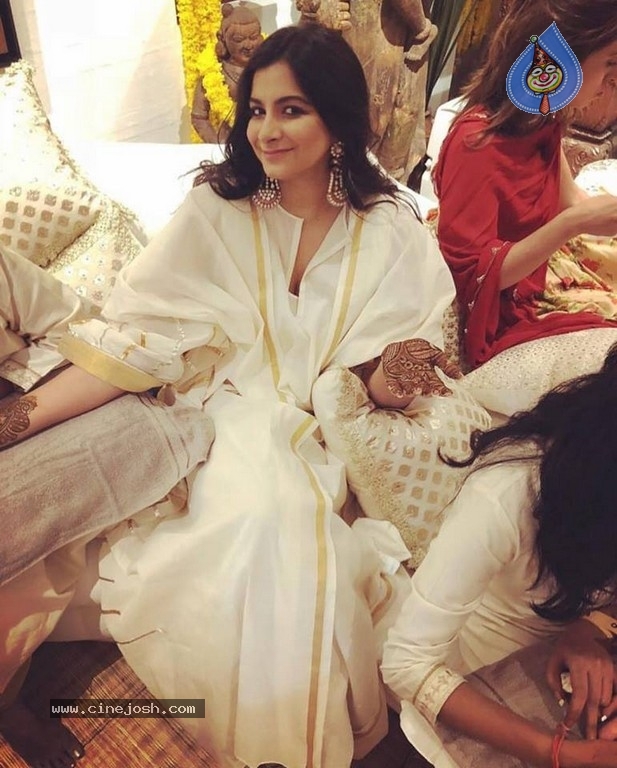 Sonam Kapoor Mehndi Ceremony - 8 / 39 photos