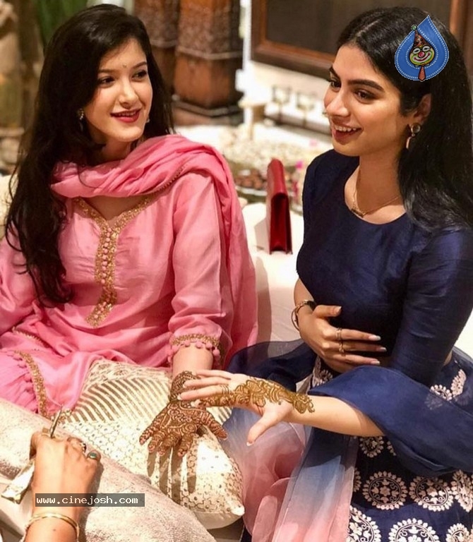 Sonam Kapoor Mehndi Ceremony - 13 / 39 photos