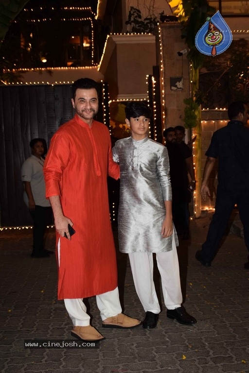Sonam Kapoor Mehndi Ceremony - 17 / 39 photos