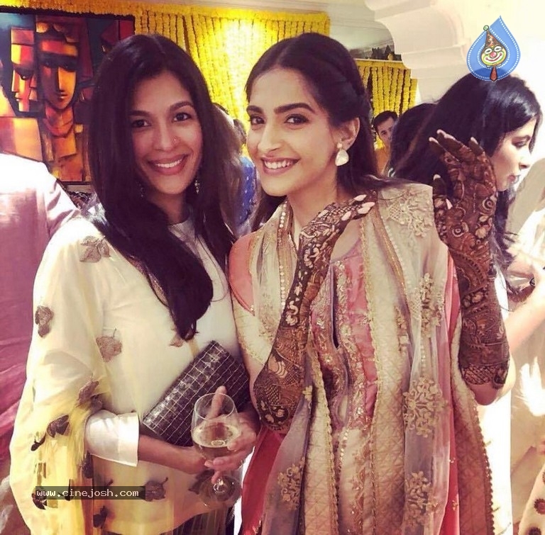 Sonam Kapoor Mehndi Ceremony - 21 / 39 photos