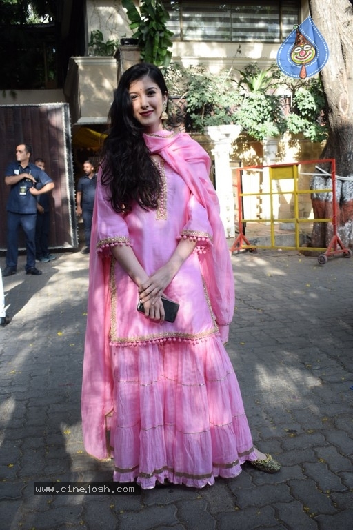 Sonam Kapoor Mehndi Ceremony - 25 / 39 photos