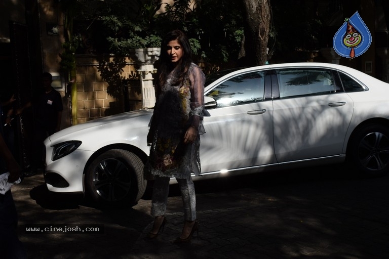 Sonam Kapoor Mehndi Ceremony - 27 / 39 photos