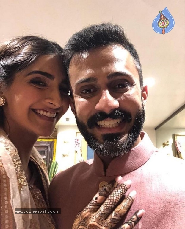 Sonam Kapoor Mehndi Ceremony - 28 / 39 photos