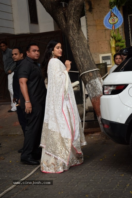 Sonam Kapoor Mehndi Ceremony - 30 / 39 photos