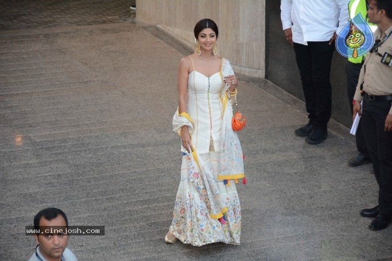 Sonam Kapoor Sangeet and Mehndi Ceremony - 27 / 63 photos