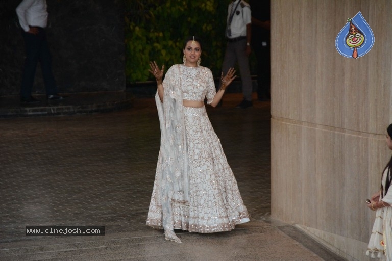 Sonam Kapoor Sangeet and Mehndi Ceremony - 55 / 63 photos