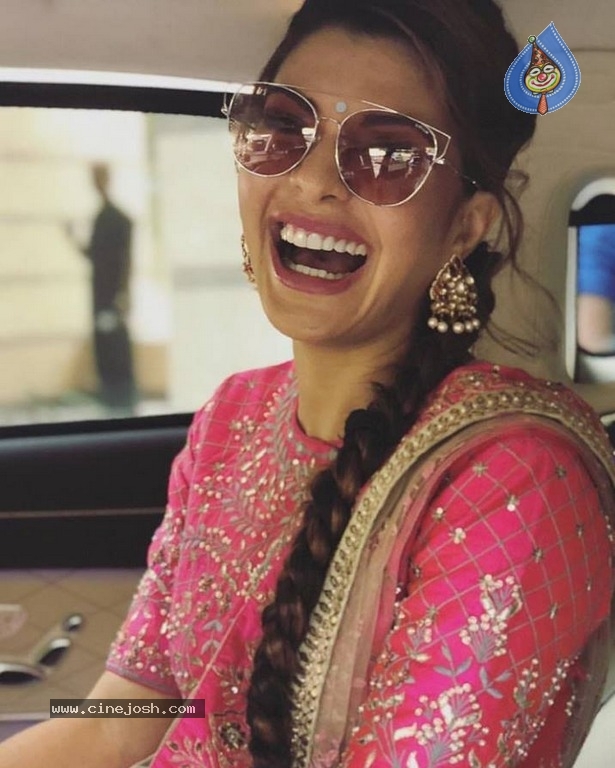 Sonam Kapoor Wedding Photos Set1 - 6 / 18 photos