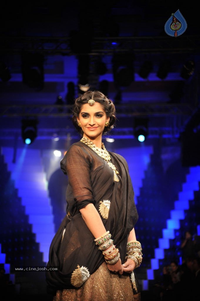 Sonam n Madhuri Dixit at IIJW 2012 - 1 / 48 photos