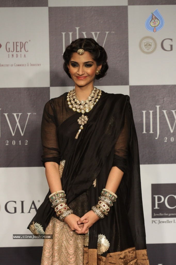 Sonam n Madhuri Dixit at IIJW 2012 - 7 / 48 photos