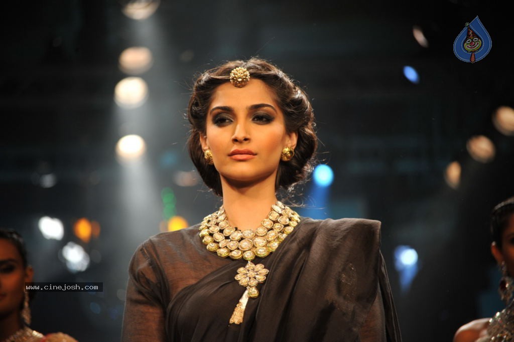 Sonam n Madhuri Dixit at IIJW 2012 - 15 / 48 photos