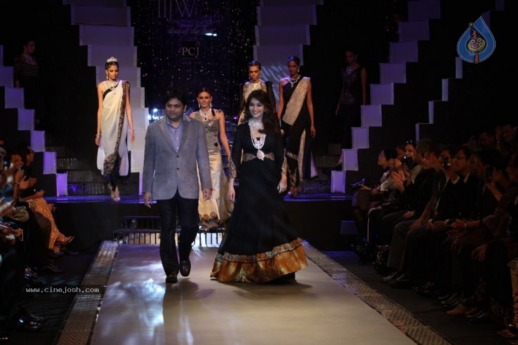 Sonam n Madhuri Dixit at IIJW 2012 - 16 / 48 photos